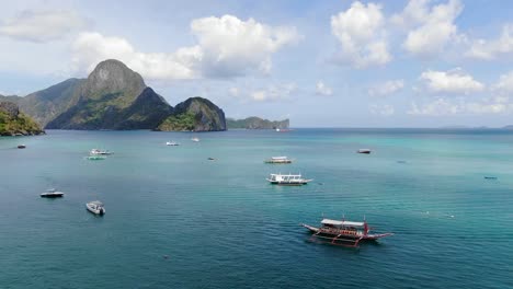 Bahía-Con-Barcos-Y-Montañas-Al-Fondo