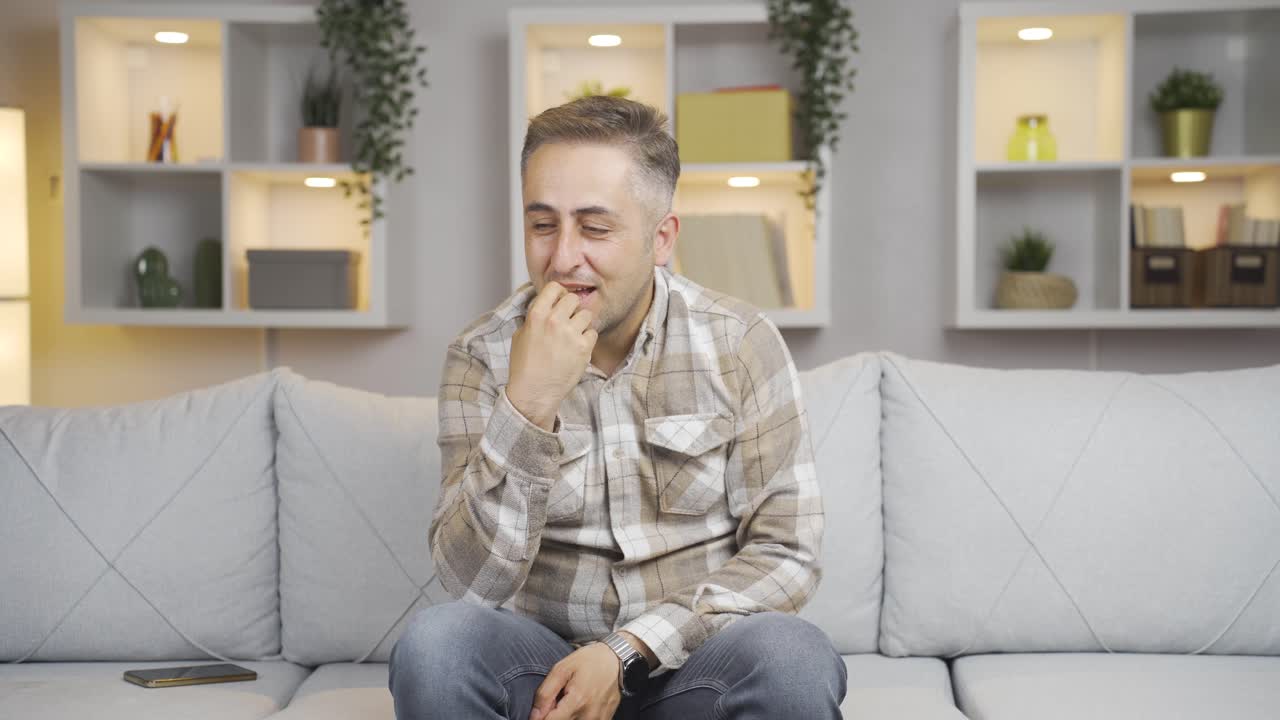 el hombre atribulado es considerado, no es rico.