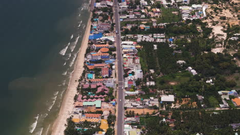 Antena-Sobre-La-Carretera-Principal-En-La-Costa-De-Mui-Ne-Vietnam-Asia-Fisherman-Bay-Village-Centro-sur-De-La-Provincia-De-Bình-Thuan