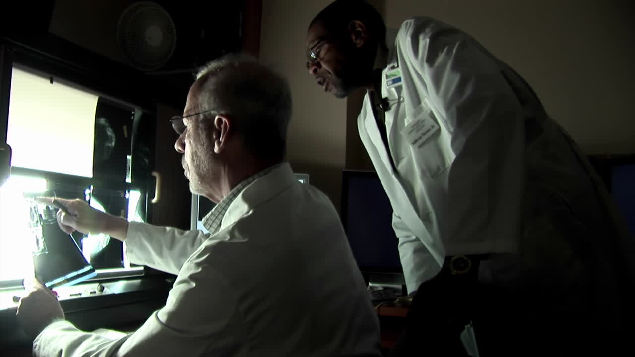 x線の結果について話し合う医師