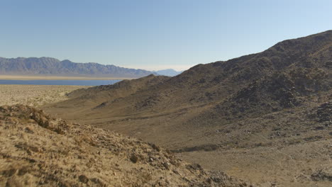 volando sobre las colinas del desierto para revelar una enorme granja solar en el corazón de california