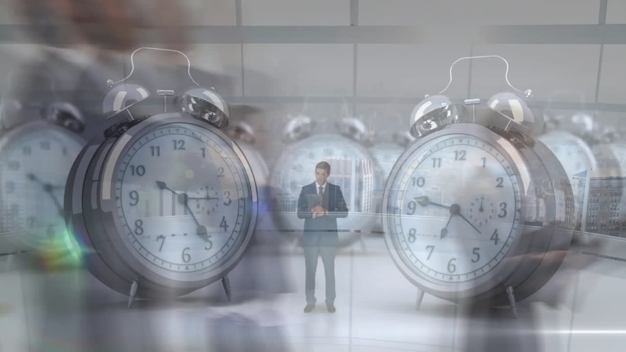 animación de relojes despertadores sobre hombres de negocios en movimiento rápido