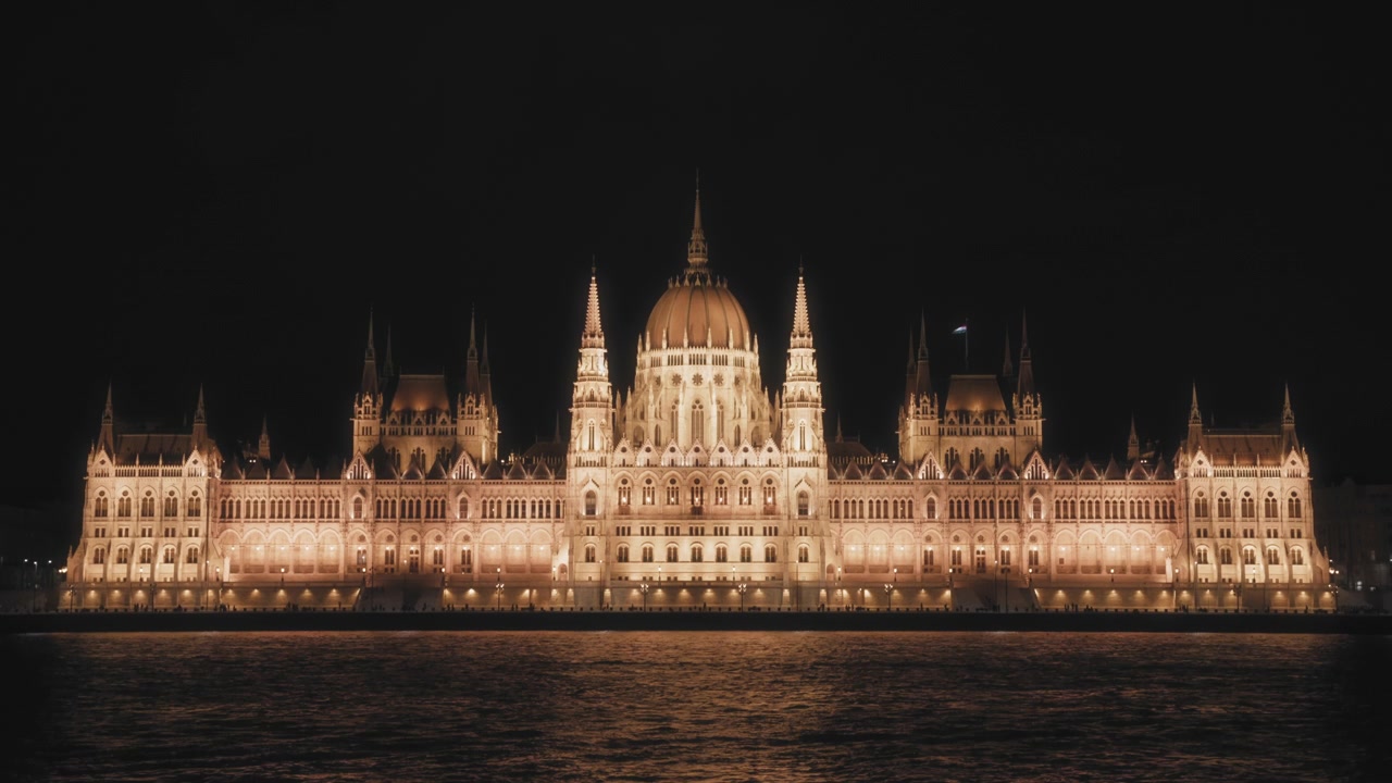 Parlamento ungherese di notte