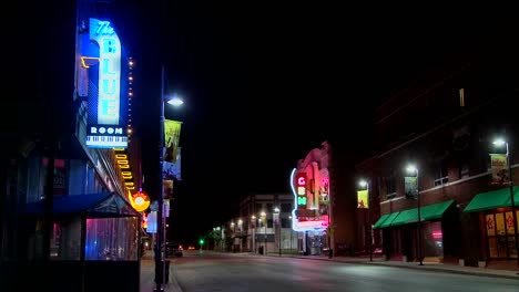 Una-Foto-Nocturna-De-Una-Calle-Vacía-En-Un-Pequeño-Pueblo-De-América