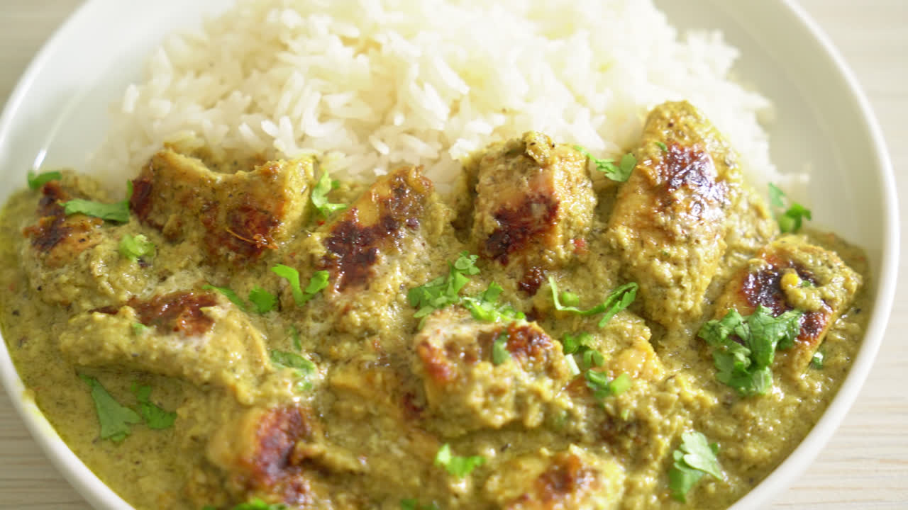 pollo afgano en curry verde o pollo hariyali tikka hara masala con arroz - estilo de comida asiática