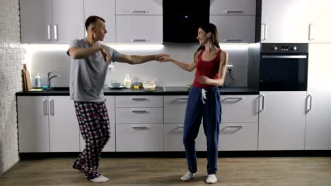 pareja feliz bailando a la música por la mañana