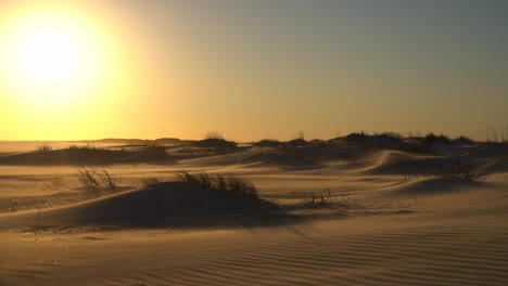 Las-Insoportables-Condiciones-Sofocantes-Del-Desierto,-Como-Se-Muestra-En-Las-Playas-De-La-Costa-De-Cristal-De-La-Isla-Esmeralda-Durante-Una-Marejada-Ventosa