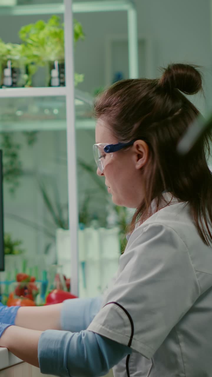 Cientista trabalhando em um Laboratório Moderno de Pesquisa Botânica