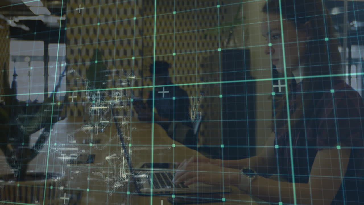 griglia con marcatori digitali contro la donna che usa il portatile e parla sullo smartphone