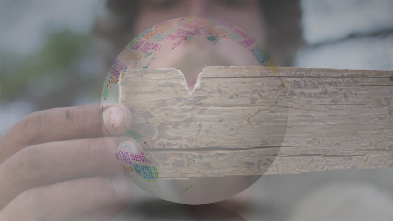 Uomo che tiene una tavola intagliata, scorrendo allinea un overlay a globo che rivela un benvenuto multilingue per i viaggi.
