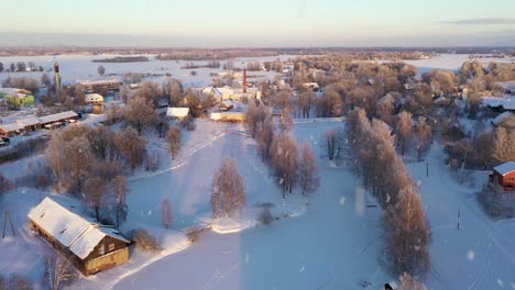 在極寒的冬天下雪時凍結的小村莊,空中圖