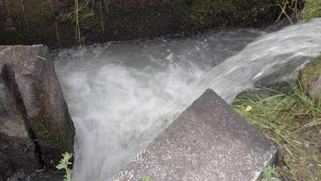 Teil-Eines-Bewässerungskanals,-In-Dem-Wasser-Von-Einem-Bewässerungskanal-In-Einen-Darunter-Liegenden-Anderen-Fließt