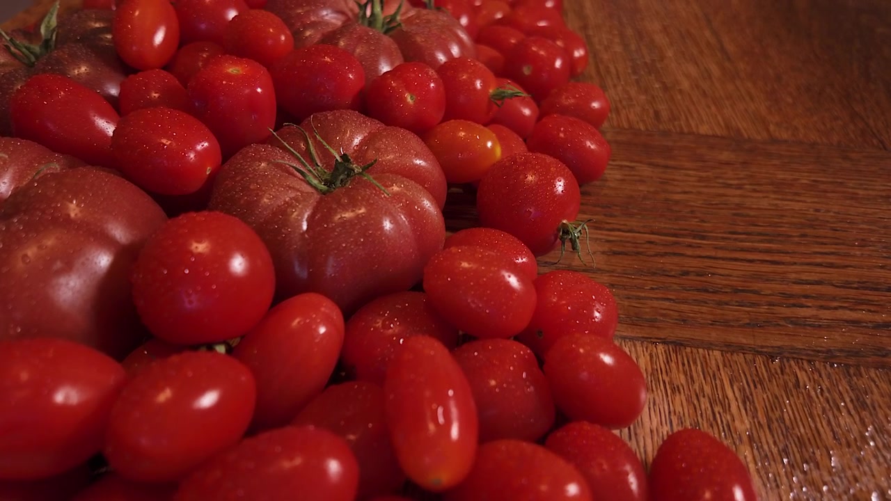 50p Overhead-Slider-Nahaufnahme über die Textur frischer roter Tomaten