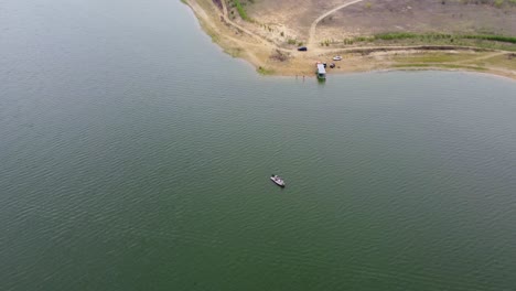 Pesca-En-Barco-En-El-Lago-Falcon-Y-Luego-Vista-Hacia-La-Comunidad-De-Los-Lobos