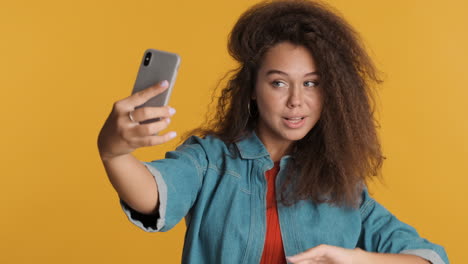 Kaukasische-Frau-Mit-Lockigem-Haar,-Die-Selfies-Auf-Dem-Smartphone-Macht.