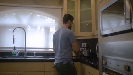 joven esperando mientras prepara café