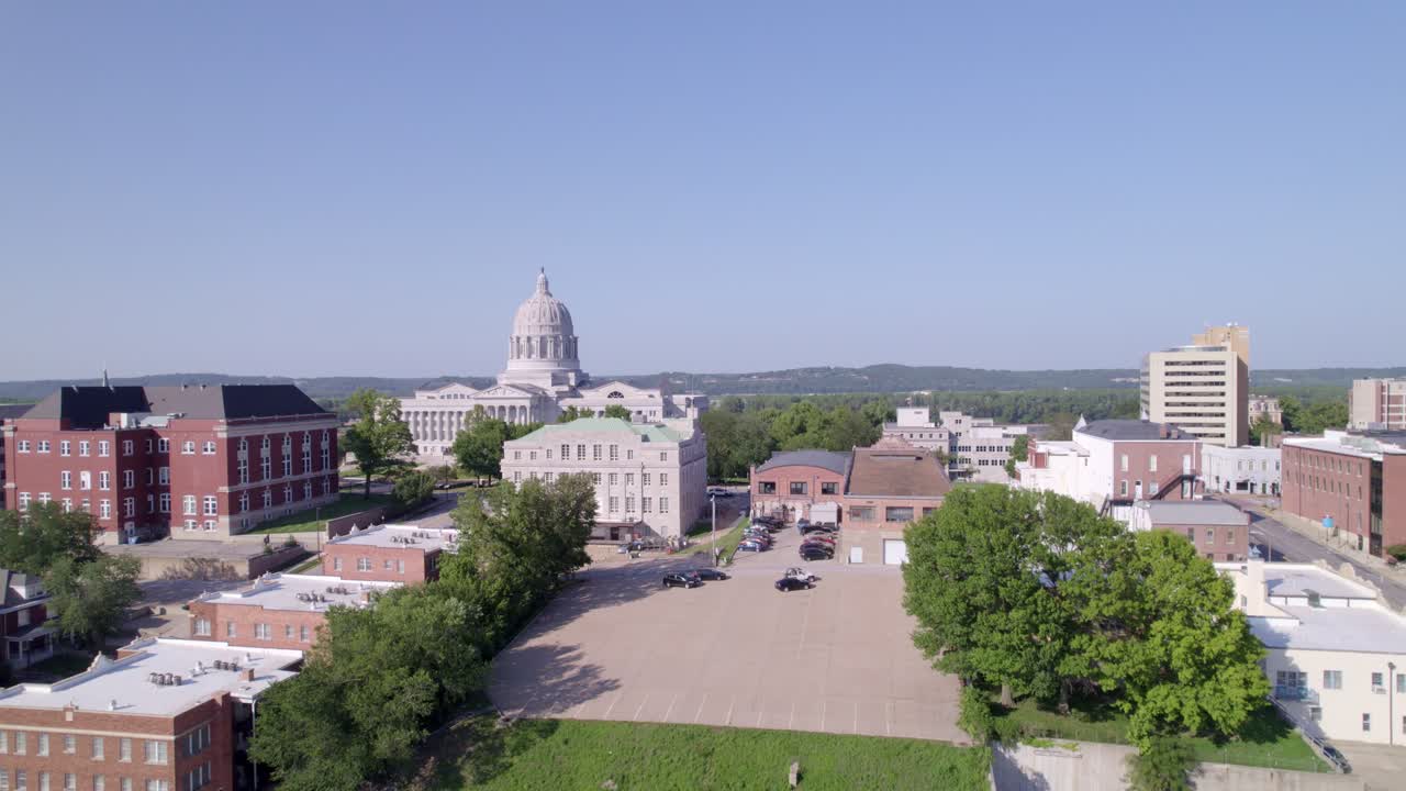 Fang essensen af Jefferson Citys skyline og Capitols arkitektoniske skønhed med dynamiske droneoptagelser.