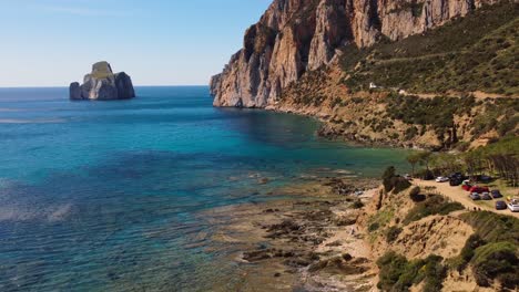 Vista-Aérea-De-4k-De-La-Costa-De-La-Playa-De-Masua-En-El-Sur-De-Cerdeña,-Verano,-Día-Soleado