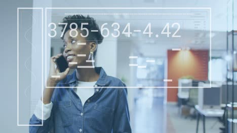 animación del procesamiento de datos financieros sobre una mujer de negocios afroamericana que usa un teléfono inteligente