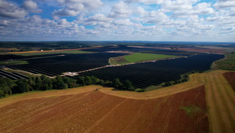 Tiro-Ascendente-De-Drones-De-Una-Gran-Granja-Solar-En-El-Campo-Para-Energía-Ecológica-En-La-Tierra