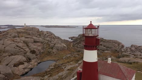 Faro-De-Ryvingen-Antena-Giratoria-Y-En-Movimiento-Hacia-Atrás:-Desde-El-Cierre-De-La-Linterna-Hasta-La-Vista-Completa-De-La-Instalación-Con-La-Costa-Y-El-Mar-Del-Norte-En-Segundo-Plano