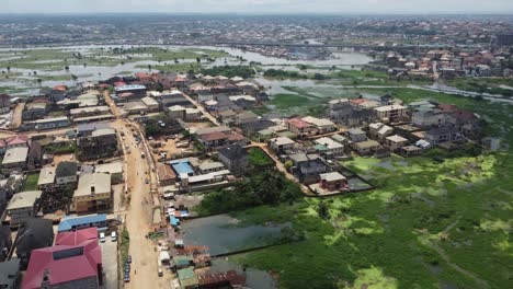 Una-Comunidad-De-Tugurios-Pantanosos-Sin-Salida-Al-Mar-Cerca-De-Lagos,-Nigeria,-Con-Vistas-A-Un-Largo-Puente