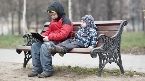 Zwei-Brüder-Mit-Tablet-Computer