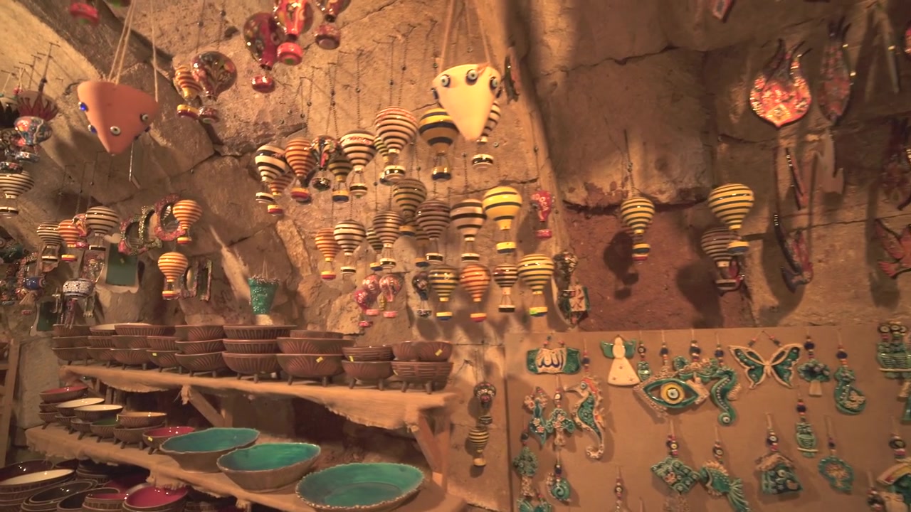 Ceramiche artigianali e souvenir in un negozio tradizionale in grotta