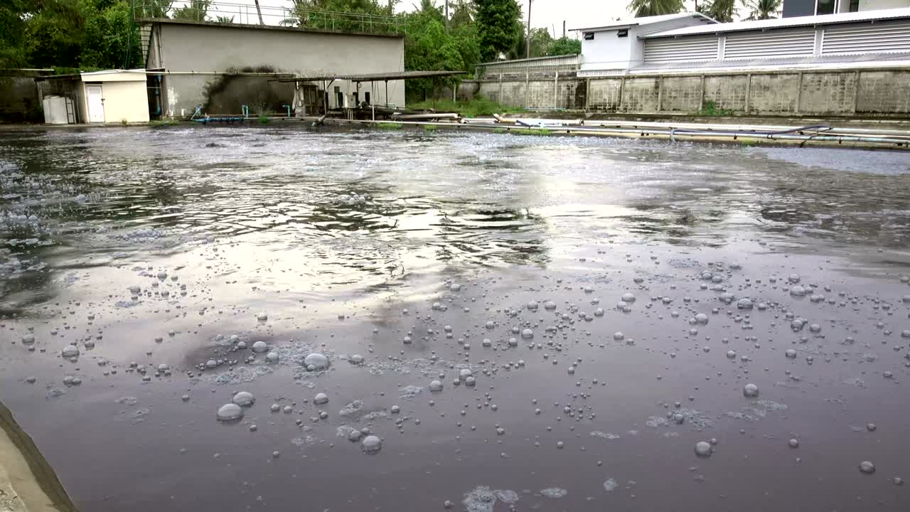 에서 처리되는 물을 기다리고 있는 폐수