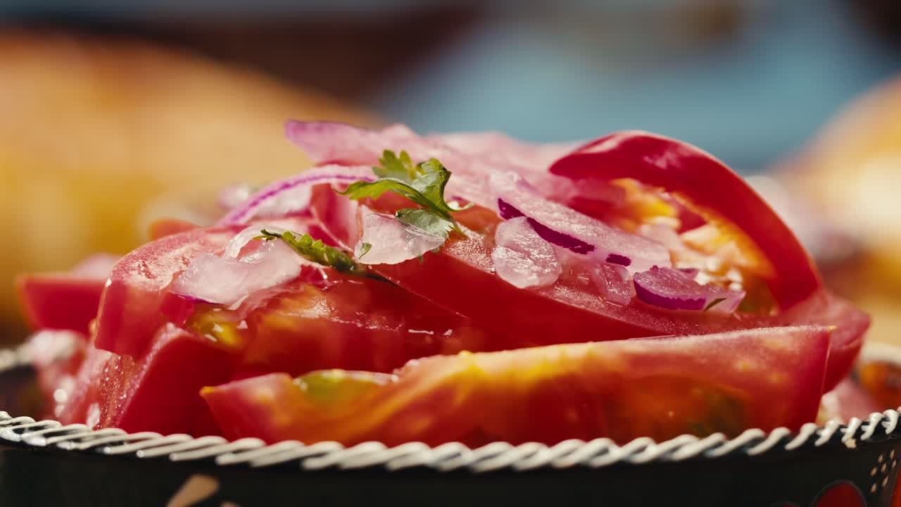 ensalada de tomate y cebolla roja