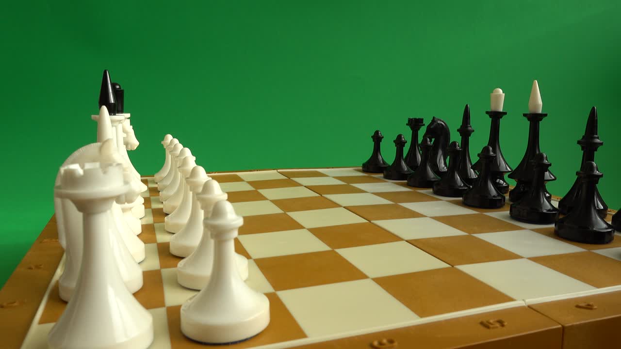 шахматы на шахматной доске. стрельба на зеленом фоне. chromakey.