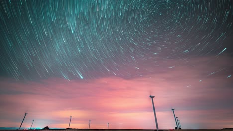 Espectacular-Cielo-Nocturno-Con-Estelas-De-Estrellas-Y-Nubes-Rojas