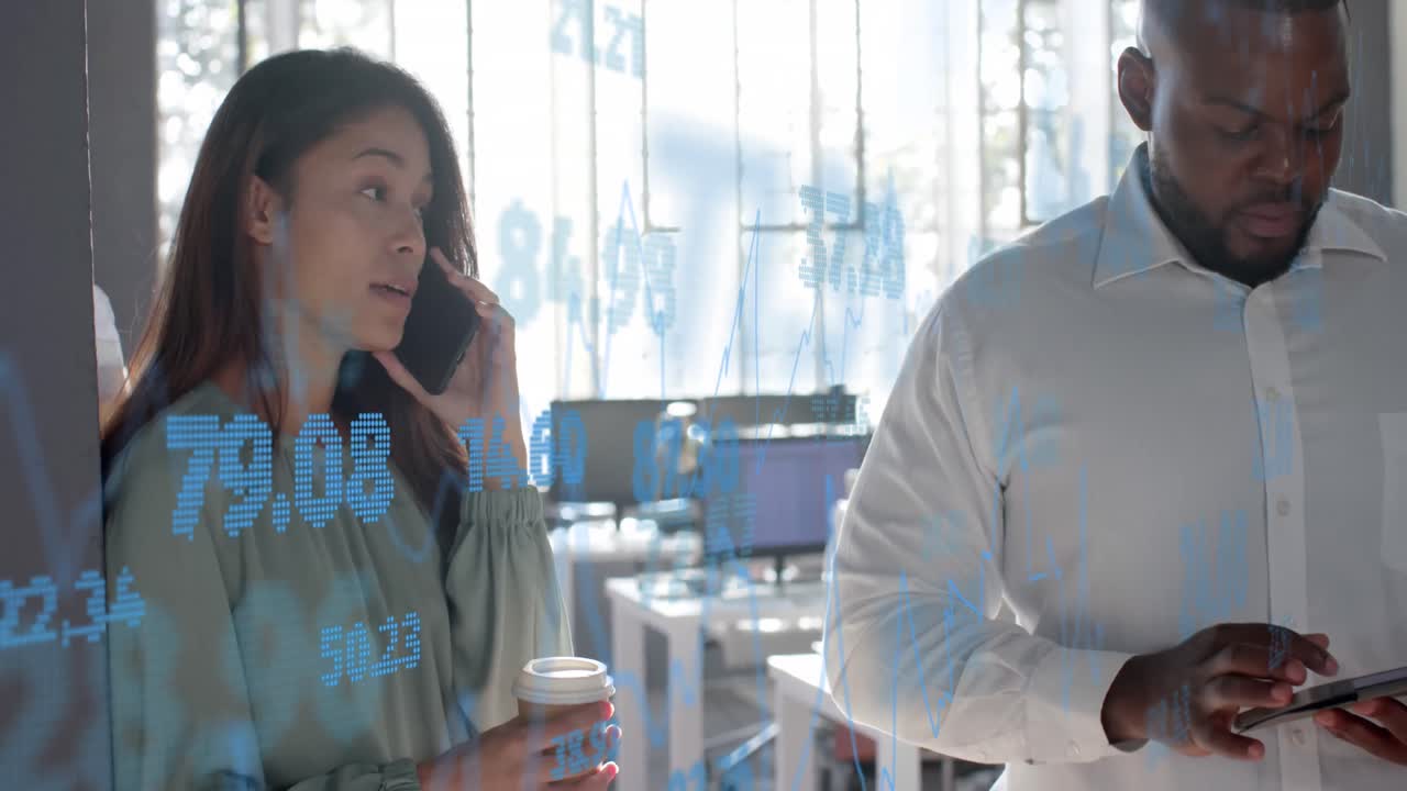 휴대용 사무실에서 스마트폰과 태블릿을 사용하여 다양한 동료를 통해 데이터 처리가