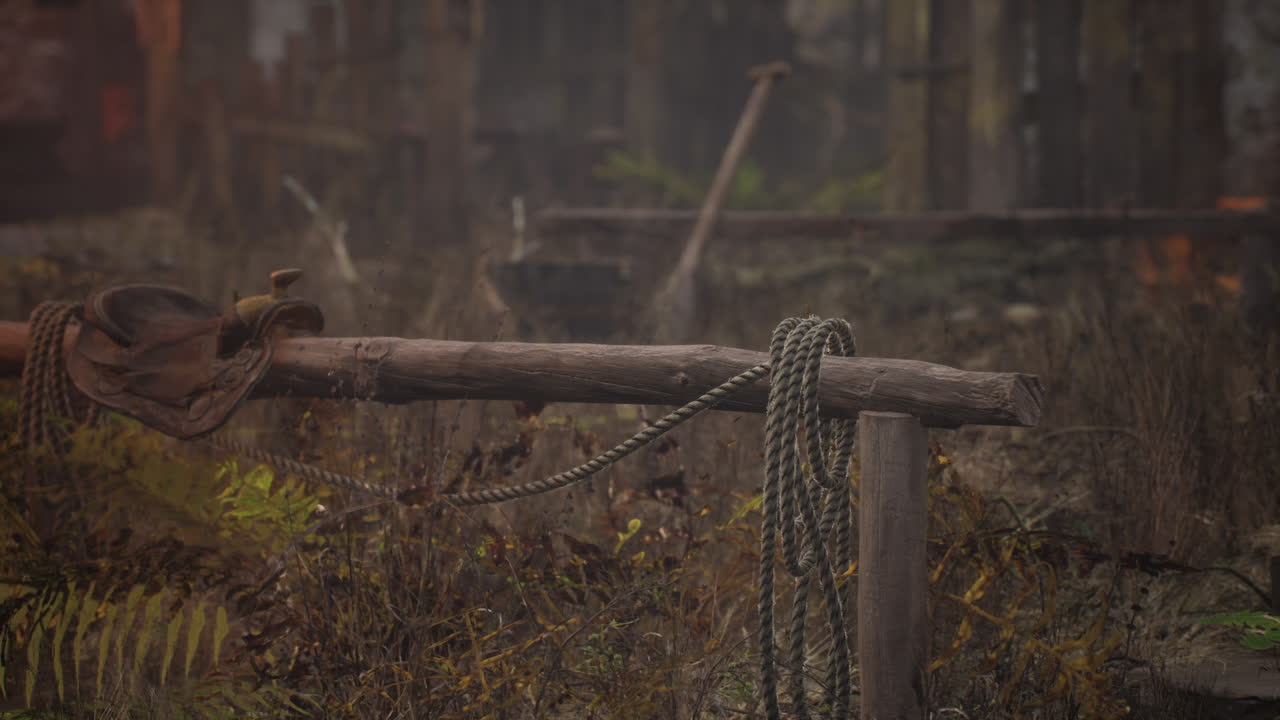 나무로 된 폐허가 된 집 들 이 있는 옛 마을