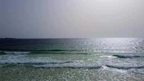 Hombre-Caminando-Hacia-El-Mar-Con-Una-Tabla-De-Surf-En-La-Mano