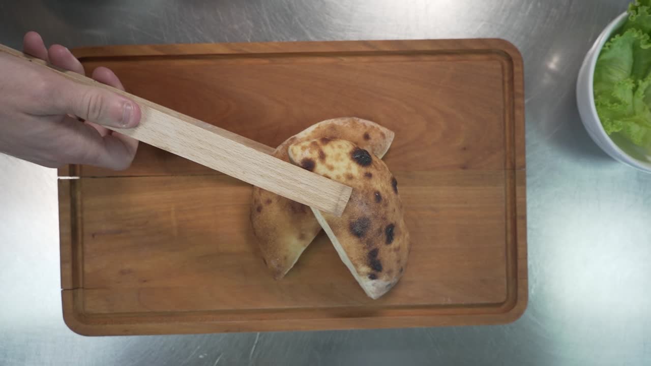 взятие домашнего хлеба с помощью деревянных палочек