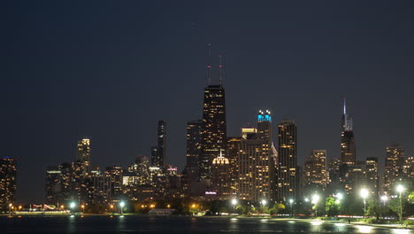 Día-A-Noche-Hora-Azul-Lapso-De-Tiempo-Del-Centro-De-Chicago-Alejándose