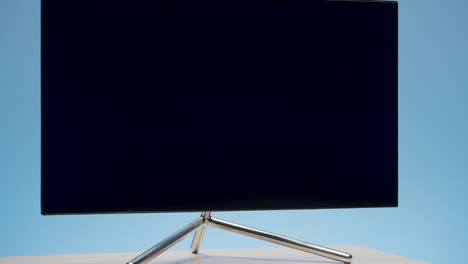 televisor de pantalla plana moderno o monitor en un soporte