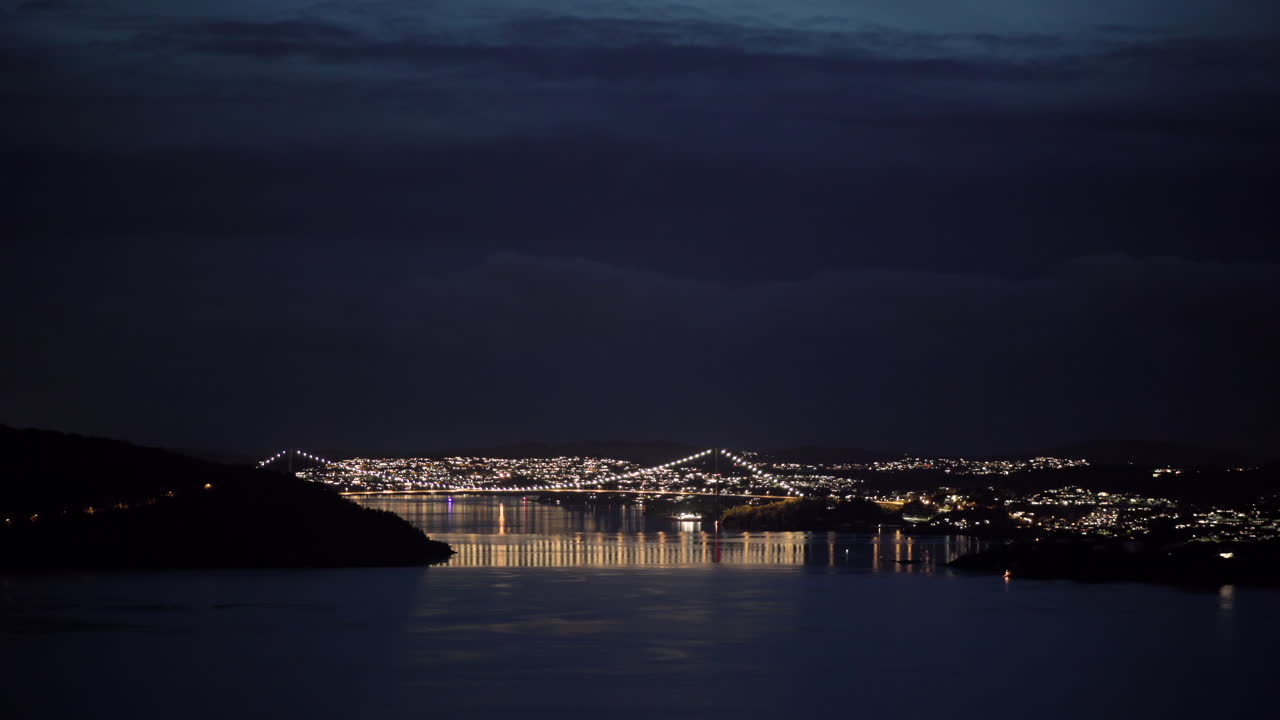 The suspension bridge from Bergen to Askoy seen at night