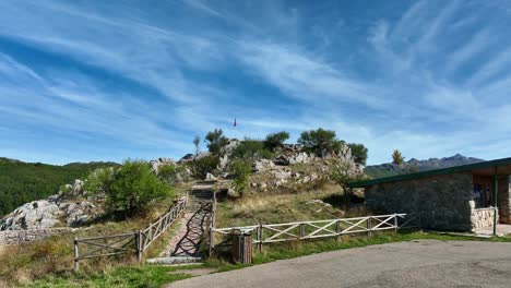 Fortaleza-Del-Castillo-Al-Borde-De-Un-Acantilado-Con-Vistas-A-La-Montaña-En-España