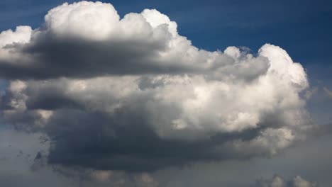 Hd-Timelapse-De-Majestuosas-Nubes-Blancas-Mullidas-Hinchadas-De-Cúmulos-Que-Se-Forman-En-El-Fondo-De-Cielos-Azules