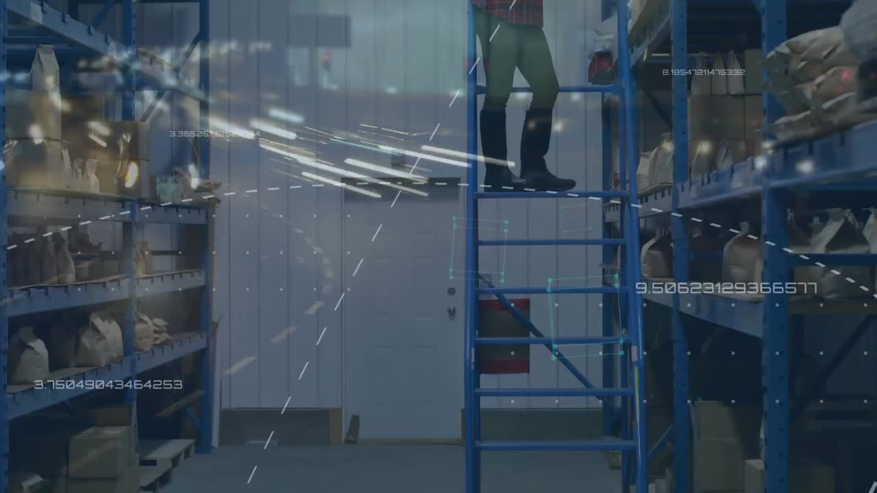 창고 배송 센터에서 일하는 태블릿을 사용하여 사다리 위의 여성에 대한 도로 교통의 애니메이션