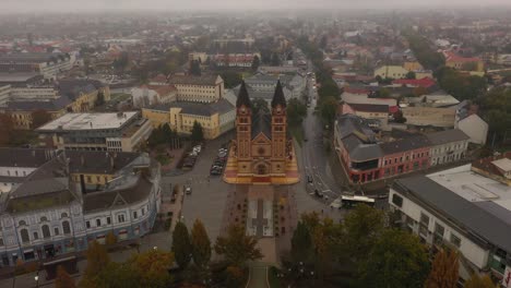 Drohnenaufnahmen-Von-Einer-Kirche-Bei-Herbstlichem-Regenwetter-Nyiregyhaza,-Ungarn-Drohne-Bewegt-Sich-Langsam