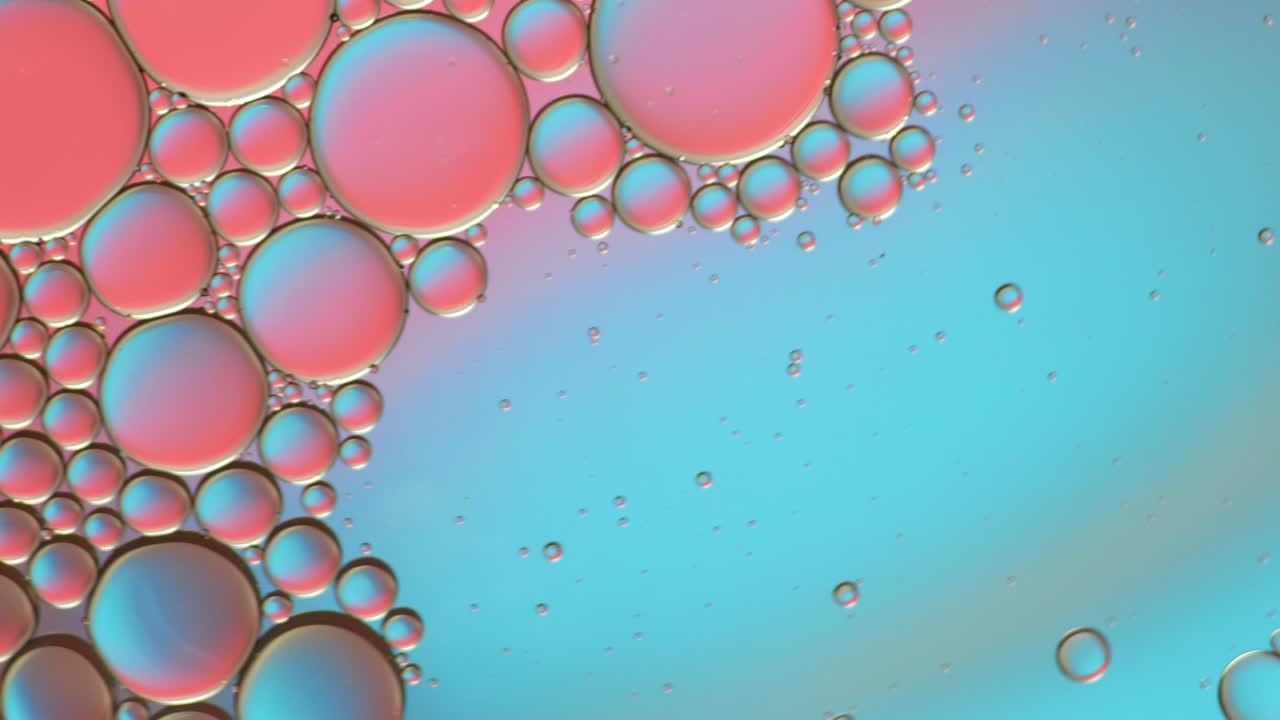 물 위에 떠다니는 기름방울의 다채로운 예술적.