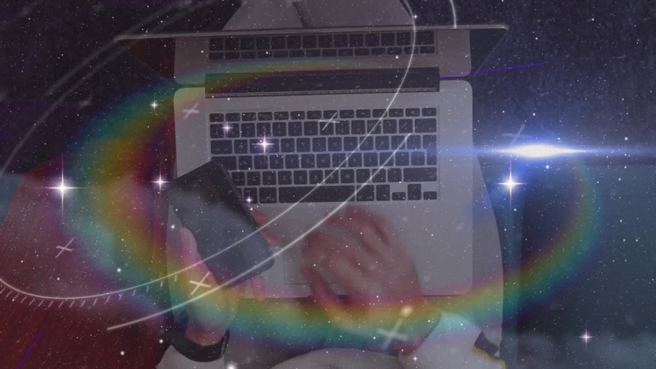 Uomo che tocca lo smartphone, avviando una sovrapposizione di campo stellare che rivela degli anelli, mentre digita sul laptop per una demo tecnologica.