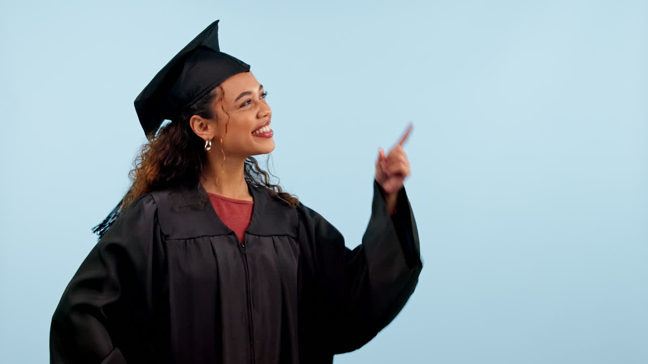 mujer feliz, graduada y estudiante universitaria punto