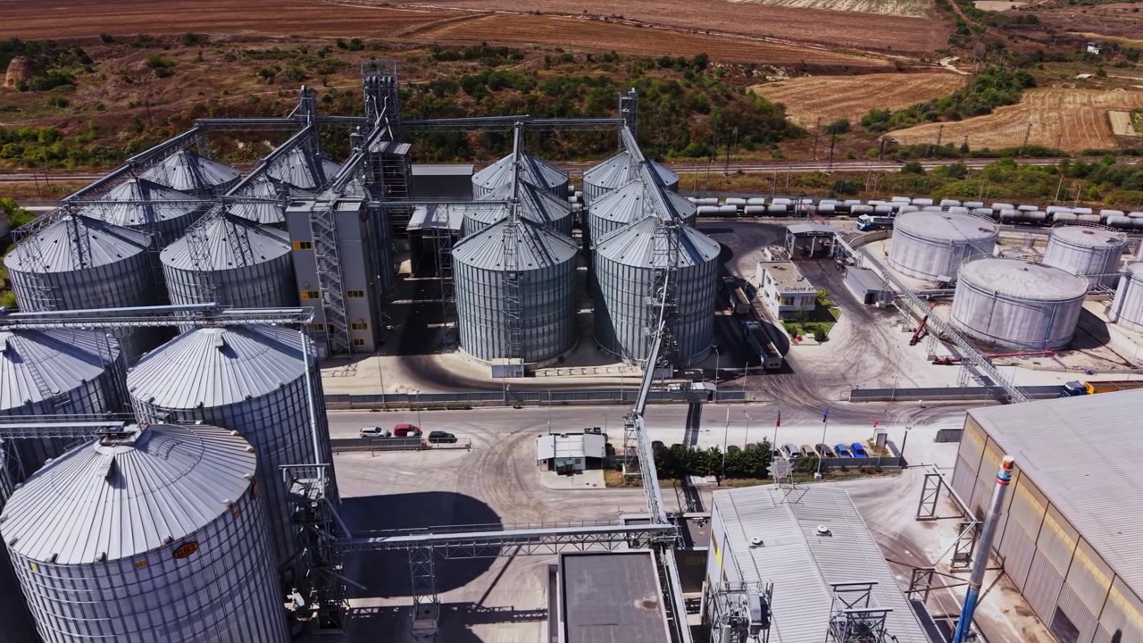 Instalação de Armazenamento de Grãos com Silos em Área Rural Durante o Dia