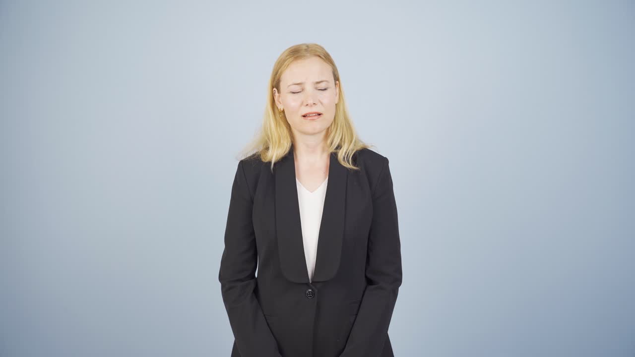 사업가 여성이 나쁜 소식을 듣고 화를 내죠.