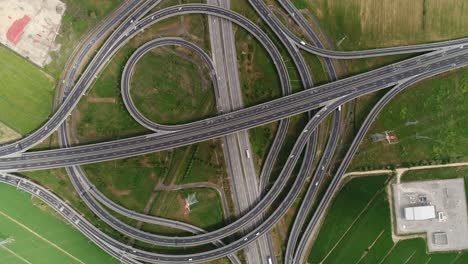 tráfico en la intersección de carreteras. lisboa, portugal