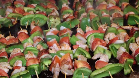 brochetas de gambas a la parrilla con verduras al vapor y sabrosas